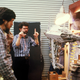 George Lucas hablando con el supervisor de efectos especiale Richard Edlund y el modelista Steve Gawley junto a una maqueta de una fragata médica.
